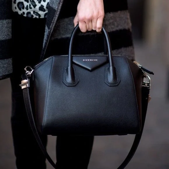 Givenchy
Antigona Medium Top Handle Bag in Grained Leather - Picture 3 of 15